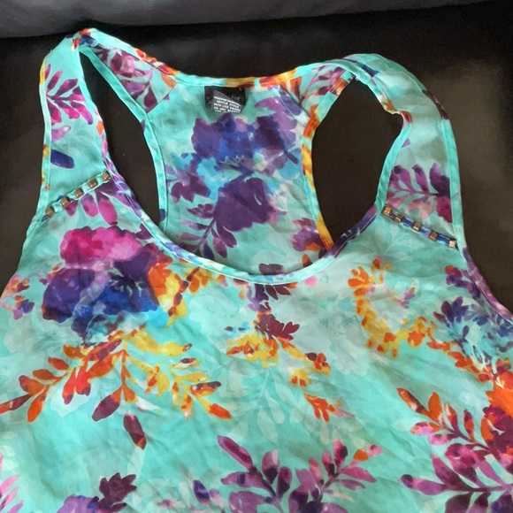 Two Flowy Tanks - Picture 3 of 4